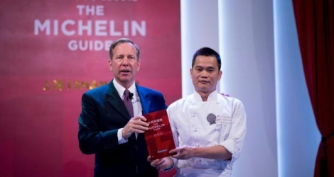 Michael Ellis, directeur international des guides Michelin (g) et le chef Justin Tan (d) du restaurant T'ang Court récompensé par 3 étoiles au Guide Michelin, le 21 septembre 2016 à Shanghai.