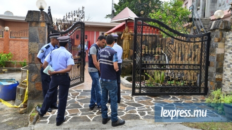 Des policiers et des officiers du SOCO étaient au domicile du commerçant, hier, pour effectuer des prélèvements. 