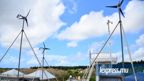 Panneaux photovoltaïques, éoliennes et antennes surplombent la vue, du toit de cet Italien qui produit sa propre électricité et récolte des données météorologiques à domicile. 