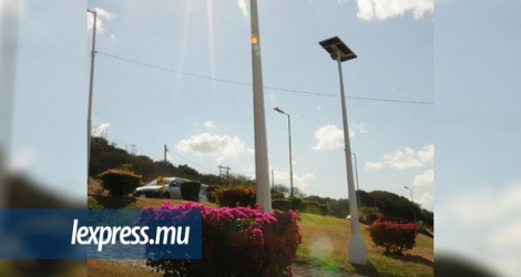 Des panneaux photovoltaïques, comme ceux utilisés à Port-Louis, au monument Marie-Reine-de-la-Paix, seront installés sur les plages.