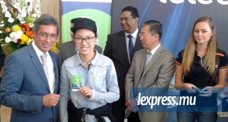 Le ministre du Tourisme Xavier-Luc Duval remettant une carte SIM à une touriste chinoise ce lundi 26 septembre. 