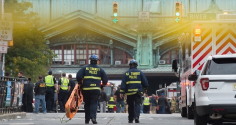 La police du New Jersey sécurise le lieu de la catastrophe ferroviaire, à Hoboken le 29 septembre 2016.