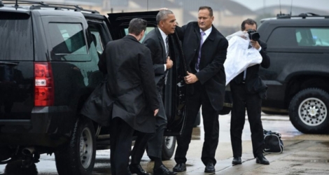Le président américain Barack Obama arrive sur la base d'Air Force One dans le Maryland, le 29 septembre 2016, d'où il doit décoller pour assister aux obsèques de Shimon Peres à Jérrusalem.