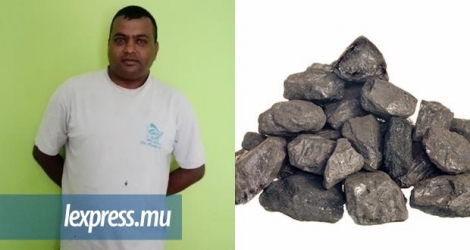Soobiraj Boodun fabrique et vend du charbon depuis six ans.