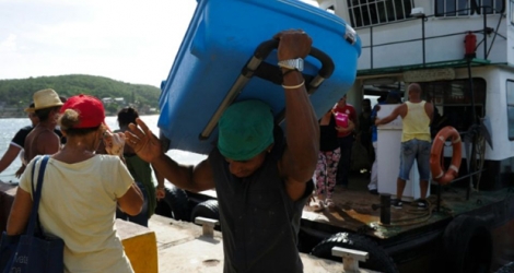 Des habitants de Granna Island évacués à l'approche de l'ouragan Matthew le 2 octobre 2016 à Santiago de Cuba .