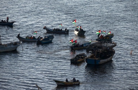 Des bateaux arborant le drapeau palestinien attendent l'arrivée du «bateau des femmes,» le 5 octobre 2016 près des côtes de la bande de Gaza
