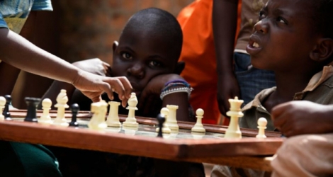 Des jeunes Ougandais jouent aux échecs au club d'échecs de Katwe, dans la banlieue de Kampala.
