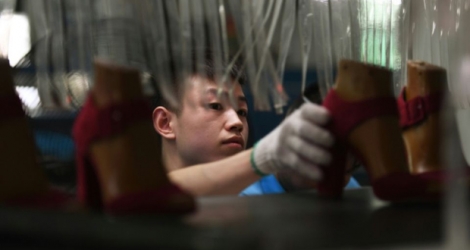 Dans l'usine du fabricant de chaussures Huajian, qui travaille pour la fille de Donald Trump, à Dongguan (sud de la Chine