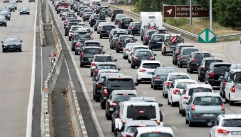 Embouteillages sur l'A7 l'Autoroute du soleil, près de Reventin-Vauguris (centre-est de la France), vers le sud, le 30 juillet 2016 