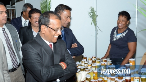 Le ministre Sunil Bholah (à g.), visitant le 9e  salon des PME, en mai 2016. La fusion de plusieurs organismes redynamisera ce secteur.