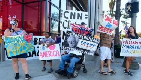 Des supporteurs du candidat républicain à la Maison Blanche Donald Trump manifestent devant CNN à Los Angeles, Californie, le 10 octobre 2016 