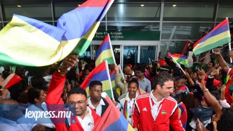 Les athlètes mauriciens avaient été chaleureusement accueillis par le ministre de la Jeunesse et des sports à leur retour des JIOI l'année dernière.