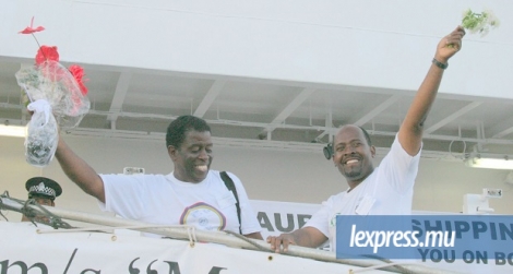 Le 30 mars 2006, c’est un Fernand Mandarin (à g.) tout sourire qui a embarqué sur le Mauritius Trochetia, en compagnie d’Olivier Bancoult, pour les Chagos.