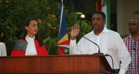 Le nouveau président des Seychelles Danny Faure a prêté serment en présence de la juge en chef des Seychelles Mathilda Tomwey ce dimanche 16 octobre. [Crédits photos: Seychelles News Agency]