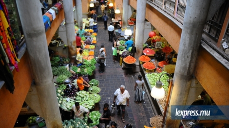 Au marché de Port-Louis, les marchands de légumes obéissent pour la plupart à la nouvelle loi. 