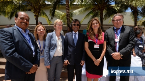 Le ministre de la Santé, Anil Gayan (au centre) en compagnie des membres du groupe de discussion à l'hôtel Intercontinental, à Balaclava, mercredi 19 octobre. 
