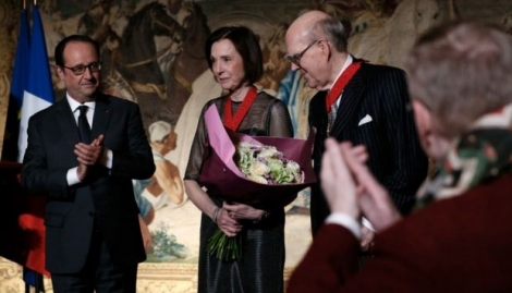 Le couple de collectionneurs Marlene (c) et Spencer (d) Hays en compagnie de François Hollande (g), samedi 22 octobre 2016 à l'Elysée 