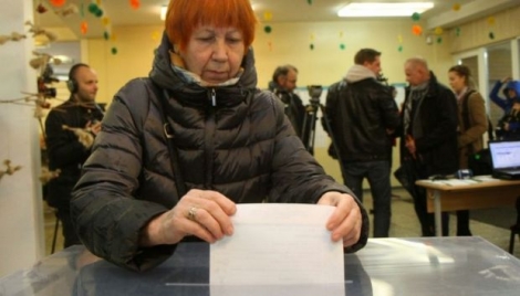Une Lituanienne vote aux législatives, le 9 octobre 2016 à Vilnius 