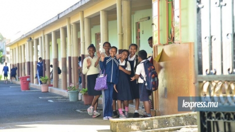 Des élèves de l'école RCA de St-Pierre le premier jour des examens le mardi 25 octobre 2016.