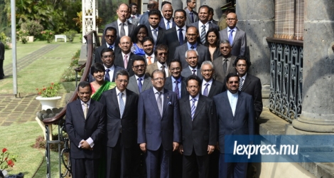 L'équipe gouvernementale posant lors la cérémonie de prestation de serment en décembre 2014. Huit ministres seront absents du pays cette semaine.