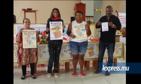 Le collectif montre ses tracts contre la réforme électorale, vendredi 28 octobre, à Mon-Lubin.