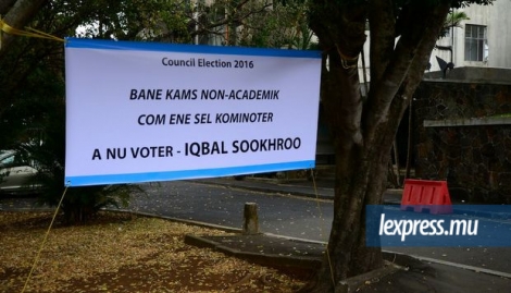 Des banderoles disposées à l’UOM. Les membres du personnel non-académique de l’UoM sont à l’heure des votes. 