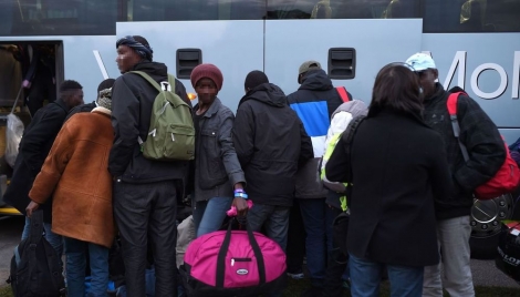 Des migrants mineurs venus de la Jungle de Calais arrivent à un centre l'accueil à Cerdon, près d'Orléans, le 2 novembre 2016 afp.com/GUILLAUME SOUVANT