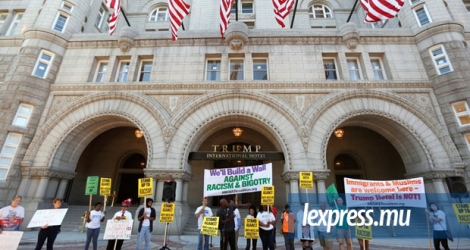 Des manifestants devant le «Trump International Hotel», à Washington DC.