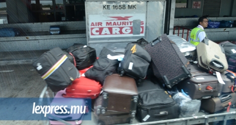 Le suspect aurait volé les articles des bagages avant qu’ils ne soient embarqués dans la soute des avions.