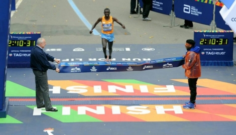 Le Kényan Stanley Biwott franchit en vainqueur la ligne d'arrivée du marathon de New York, le 1er novembre 2015.