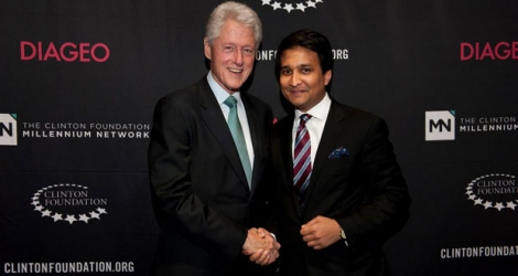 Le conseiller auprès de la Banque mondiale en compagnie de l’ancien président américain, Bill Clinton.