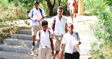 Les élèves du Mahebourg Espoir Education Centre en route pour leur «village d’activités».
