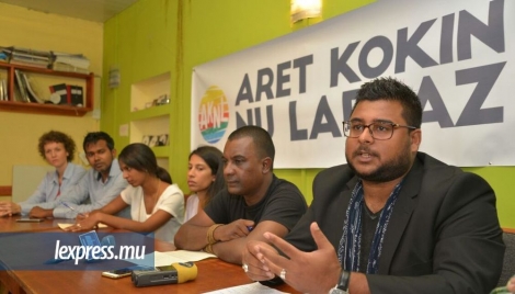 Le collectif Aret Kokin nu Laplaz a tenu un point de presse à Moka ce jeudi 10 novembre. 
