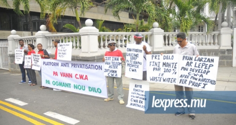 Les membres de la plateforme Kont Privatizasion Delo ont manifesté devant l’hôtel du gouvernement en octobre dernier.