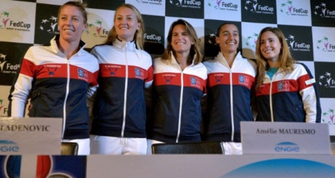 L'équipe de France de Fed Cup autour de la capitaine Amélie Mauresmo.