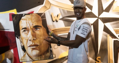 Le Britannique Lewis Hamilton a reçu un tableau représentant le portrait d’Ayrton Senna en marge du Grand Prix du Brésil à Sao Paulo, le dimanche 13 novembre.