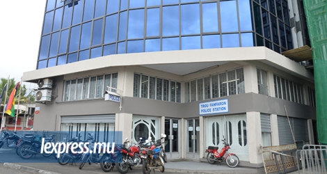 Le bureau de change «VK Court» se situe à proximité de l'ancienne station de police de Trou-Fanfaron.