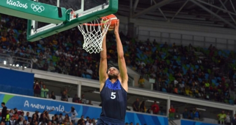 Le joueur de basket français Nicolas Batum marque un panier le 10 août 2016 lors des Jeux Olympiques de Rio.