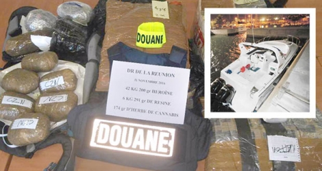 Le bateau «Ilôt Gabriel» saisi dans le cadre de l’affaire «Sweet Love Mama» (© JIR) et les colis de drogue d’une valeur de Rs 639 M (photo diffusée par les douanes françaises).