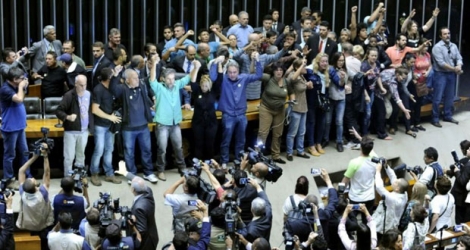 Des manifestants réclamant une «intervention militaire» au Brésil font irruption dans la Chambre des députés, le 16 novembre 2016 à Brasilia.