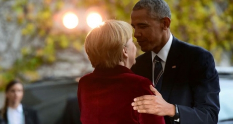 La Chancelière allemande Angela Merkel accueille le président américain Barack Obama, le 17 novembre 2016 à Berlin.