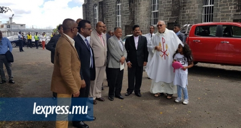 Le ministre Showkutally Soodhun était ce dimanche 20 novembre à l’église de St-Paul pour la cérémonie de pose de la première pierre de la salle d’œuvres. 