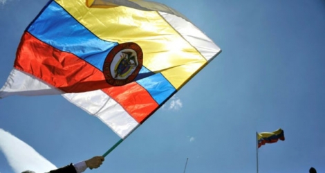 Un drapeau colombien flotte lors d'une manifestation pour l'accord de paix avec la guérilla des Farc, à Bogota, le 30 novembre 2016.