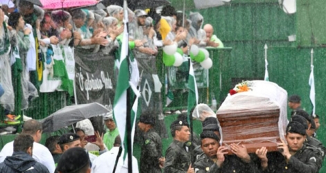 Des militaires transportent le 3 décembre 2016 dans un stade de Chapeco des cercueils des joueurs de football tués dans un crash aérien.