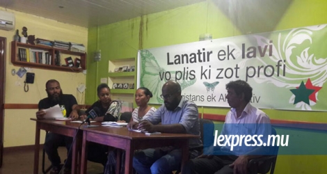 Les membres de Rezistans ek Alternativ ont commenté la réforme électorale à Rodrigues, samedi 3 décembre.