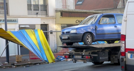 La voiture qui a percuté Fifi, lundi 5 décembre à Drancy, en France. [Credit Photo: Le Parisien]