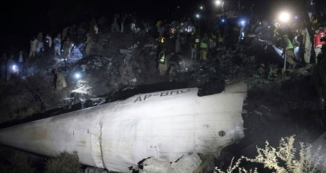 Sur le site du crash d'un avion de ligne du Pakistan, le 7 décembre 2016 dans le nord montagneux du pays.