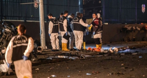 Des officiers de police travaillent sur les lieux de l'attentat qui a frappé Istanbul le 10 décembre 2016.