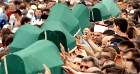 Les cercueils de victimes du massacre de Srebrenica en 1995, transportés le 11 juillet 2005 dans le cimetière de Potocari près de Srebrenica en Bosnie.