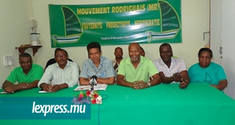  Nicolas Von Mally entouré de son équipe lors de la conférence de presse du MR à Rodrigues.
